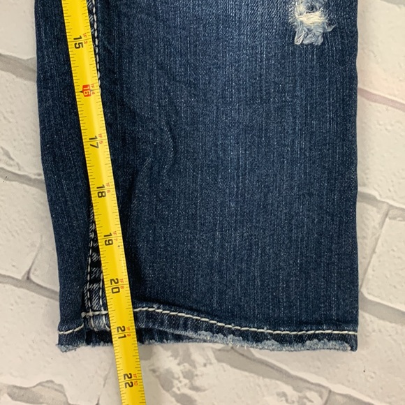 Silver Jeans Suki Flap Capri crop Jeans. 27. Darker wash. Distressed. Sequins - Picture 14 of 15